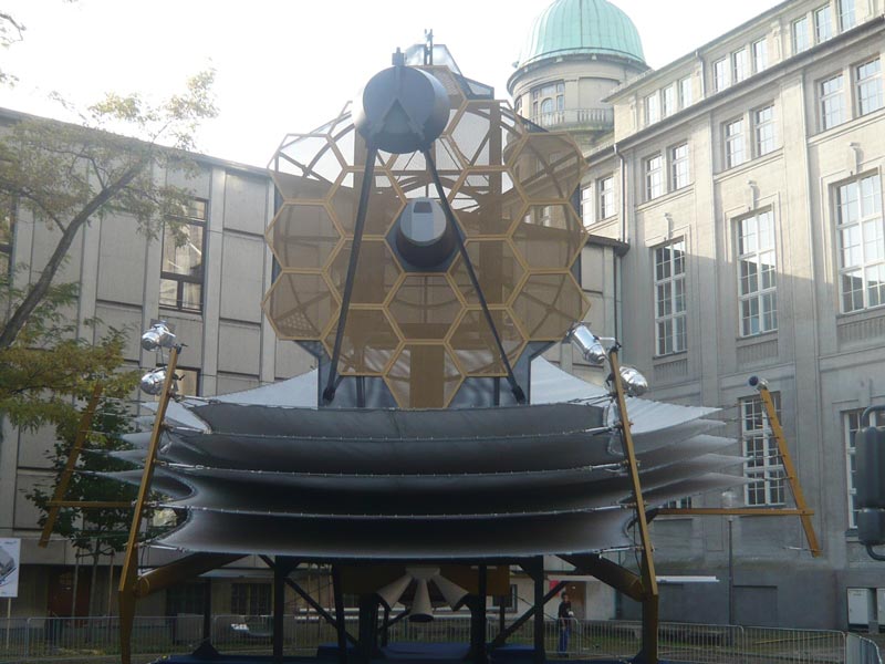 Das James Webb Space-Teleskop im Deutschen Museum (Foto: stagegroup, frei zur Veröffentlichung bei Namensnennung)
