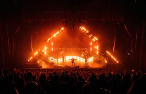 Lichtdesignerin Gigi Pedron setzt ELATION KL Panel als Rock’n’Roll Kunst für Queens of the Stone Age ein