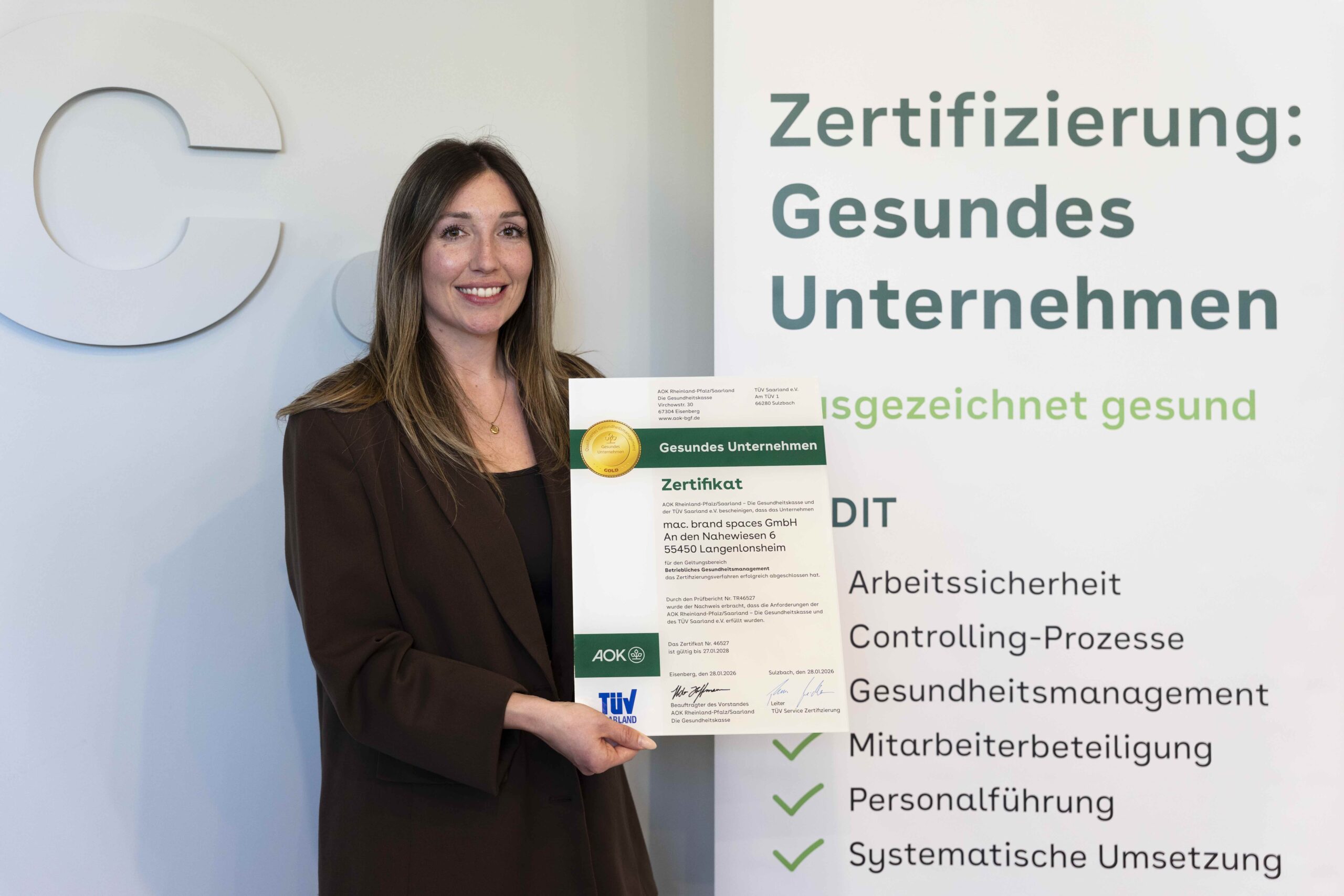 mac Melina Stapelmann Übergabe Gold Zertifikat.jpg